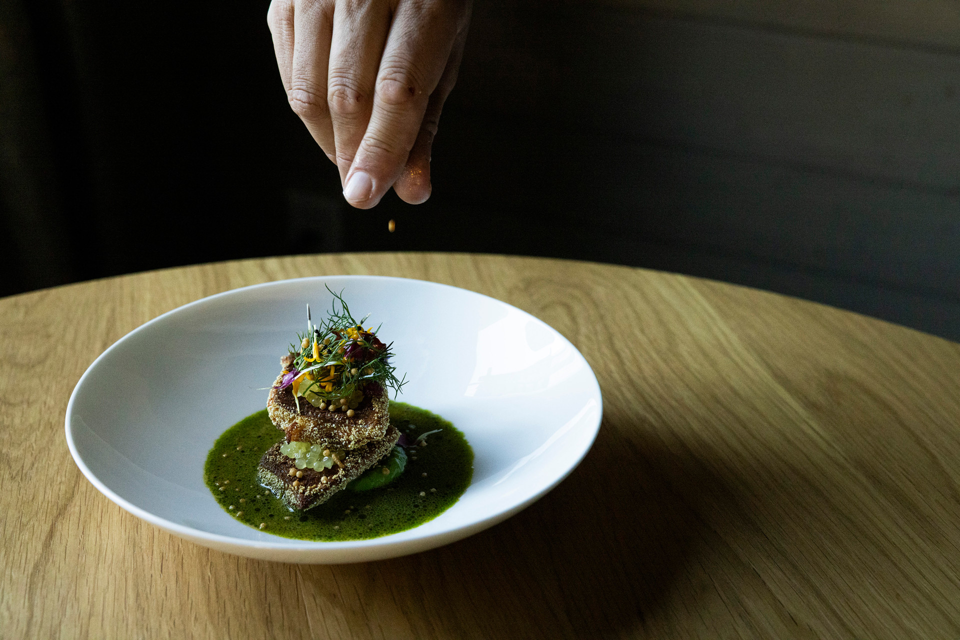 Moses Ceylan garniert ein Gericht