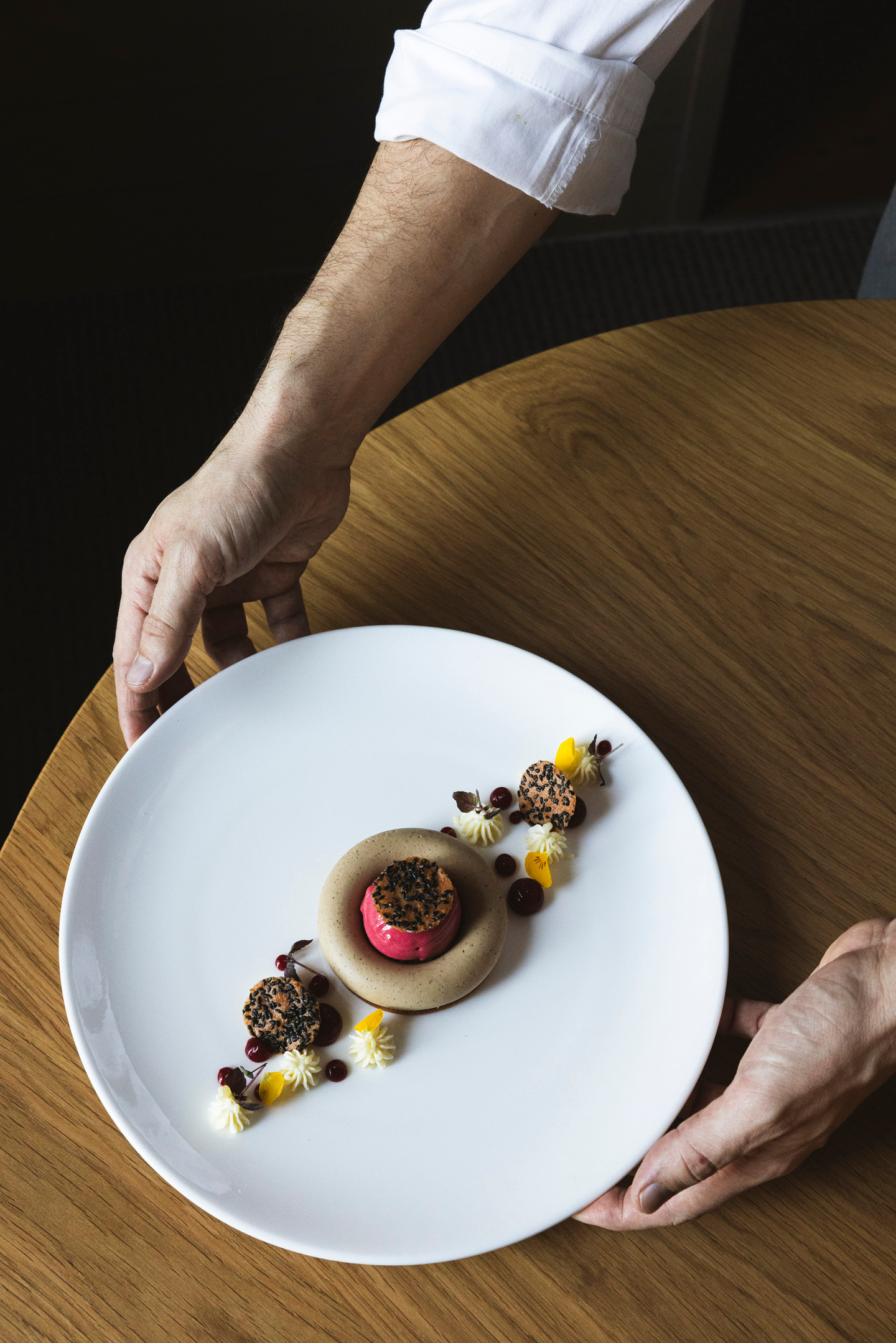 Kunstvoll angerichtetes Dessert