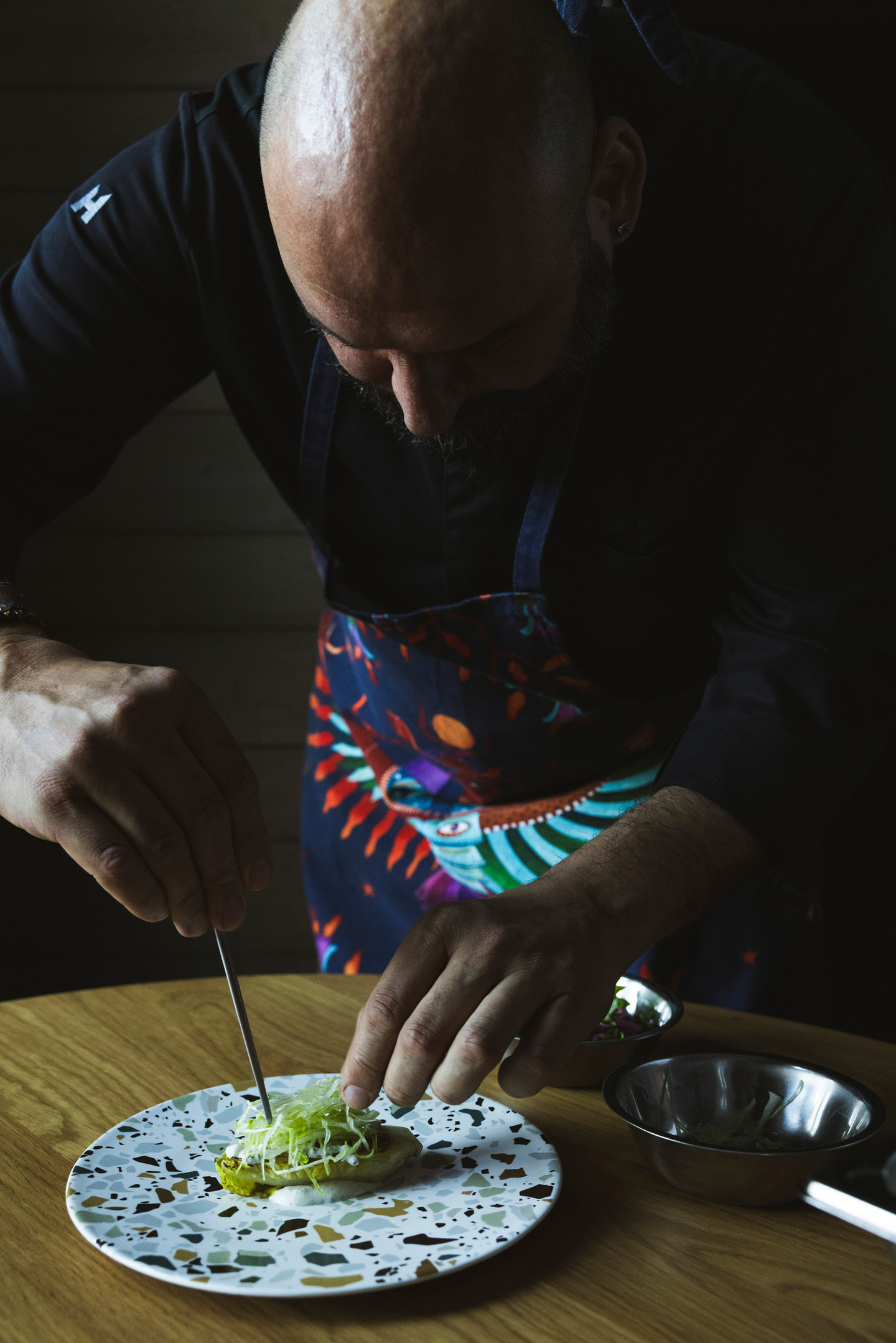 Moses Ceylan beim Anrichten